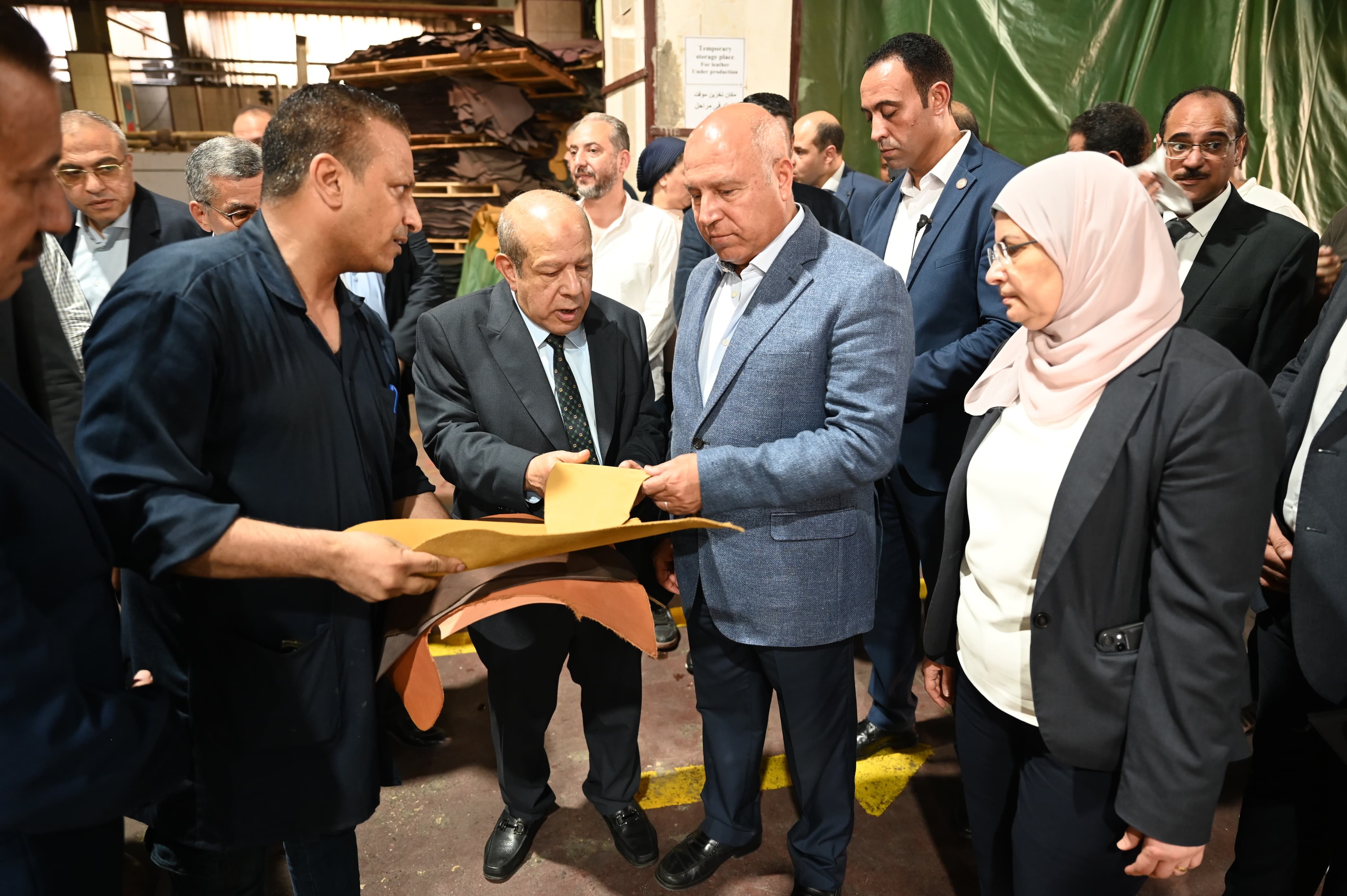 كامل الوزير يفتتح مصنعا ويضع حجر أساس آخر لإنتاج ثلاجات وديب فريزر