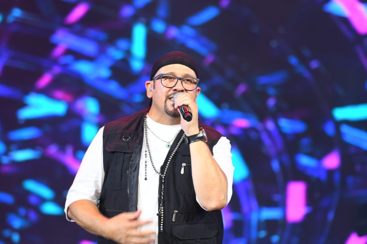 هشام عباس يشارك فى افتتاح المسرح الرومانى بدويتو مع الشاعرى