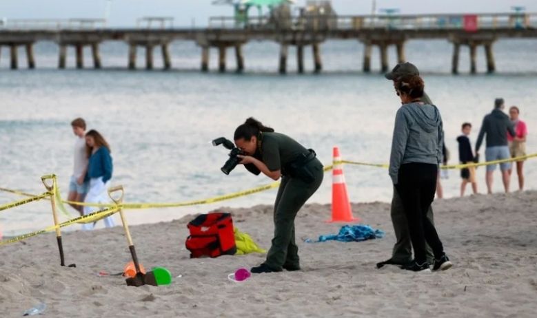الامارات | مراهق كان يلهو .. حفر حفرة في رمل الشاطىء فغرق فيها ومات