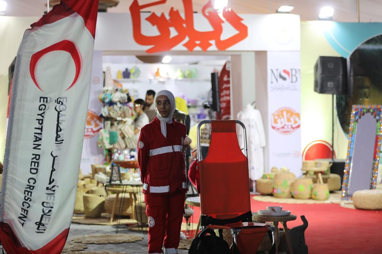 الهلال الأحمر المصري يشارك بمنتجات يدوية في ديارنا مارينا "مصر بتتكلم حرفي"
