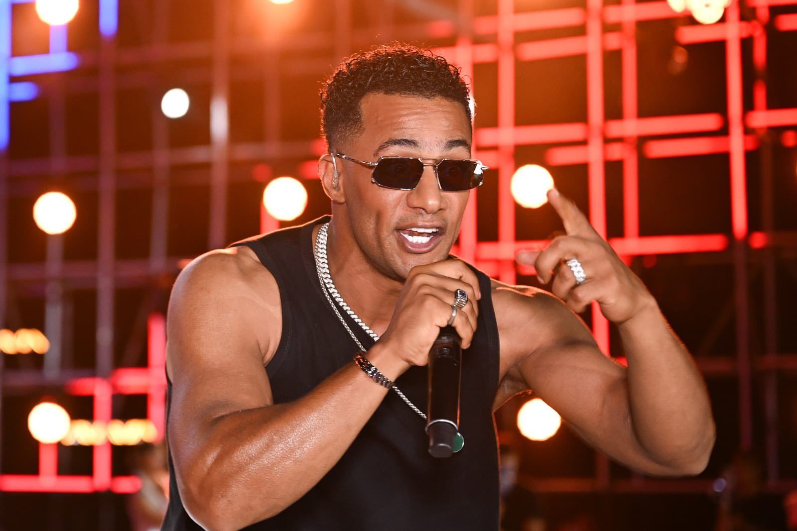 بالصور- حدث فنّيّ كبير على السّاحل… ماذا فعل محمّد رمضان؟