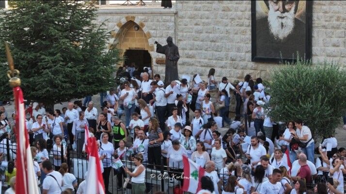 أكثر من عشرة آلاف مؤمن في مسيرة حج إلى ضريح القديس شربل في عنّايا تحضيرًا لعيده