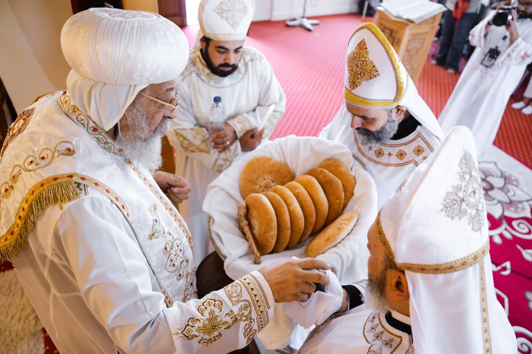 البابا تواضروس الثاني يصلي قداس عيد الرسل مع شباب أسبوع الخدمة العالمي