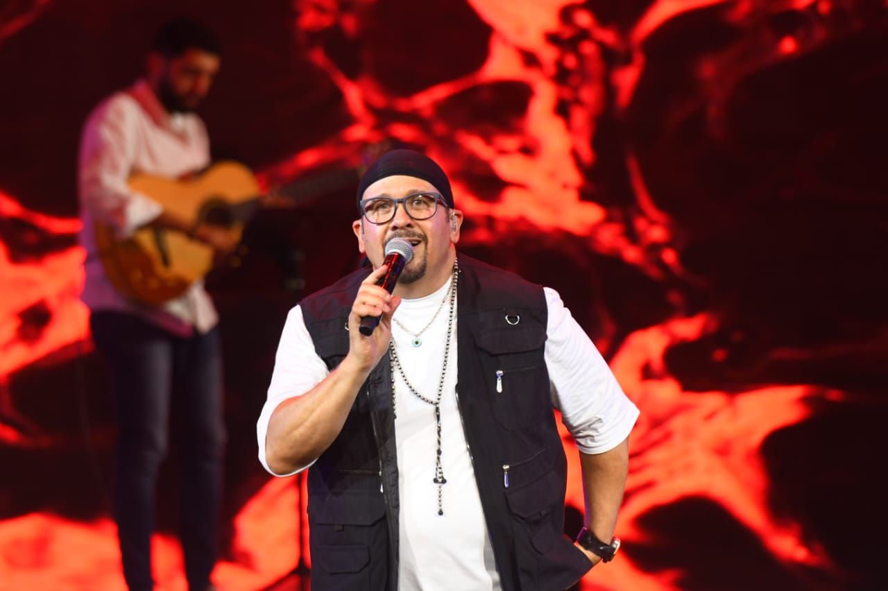 هشام عباس يشارك فى افتتاح المسرح الرومانى بدويتو مع الشاعرى