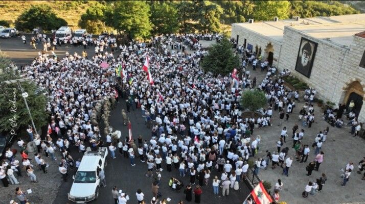 أكثر من عشرة آلاف مؤمن في مسيرة حج إلى ضريح القديس شربل في عنّايا تحضيرًا لعيده