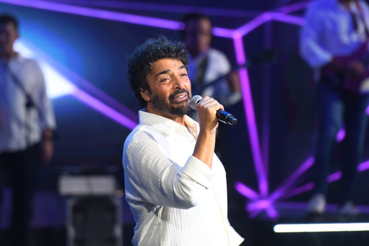 حميد الشاعرى يقدم باقة من أروع أغانيه على خشبة المسرح الرومانى فى مارينا.. صور