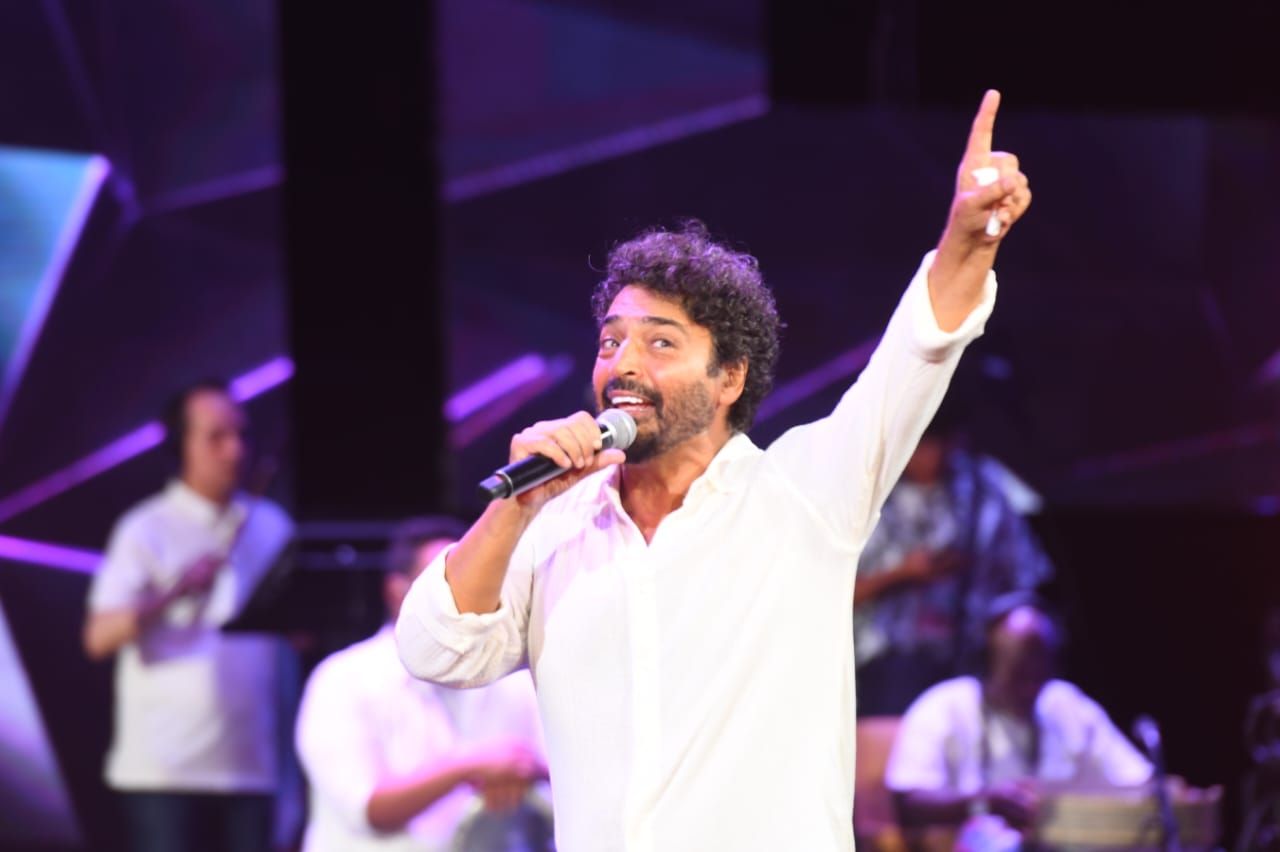 حميد الشاعرى يقدم باقة من أروع أغانيه على خشبة المسرح الرومانى فى مارينا.. صور