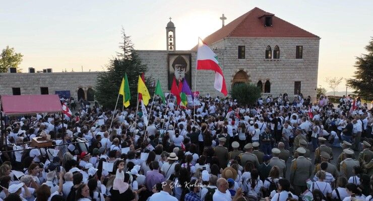 أكثر من عشرة آلاف مؤمن في مسيرة حج إلى ضريح القديس شربل في عنّايا تحضيرًا لعيده