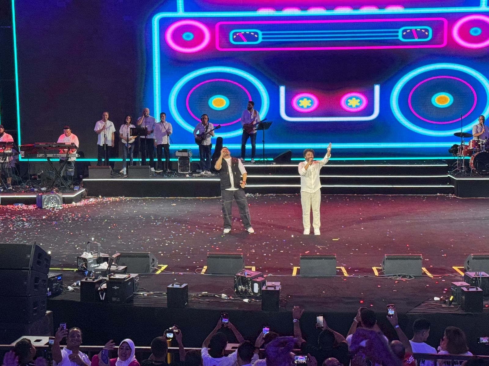 هشام عباس يشارك فى افتتاح المسرح الرومانى بدويتو مع الشاعرى