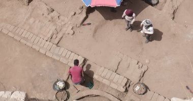 كشف أثرى بالكرنك.. العثور على مبنى بالطوب اللبن يحوى أفران ومعدات طهى خبز.. صور