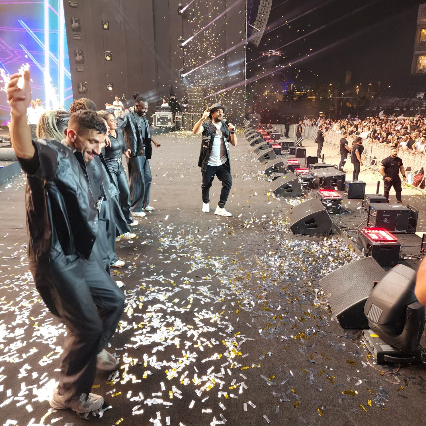 تامر حسنى يوجه التحية لعدوية ويغنى 20 أغنية بحفله فى الرياض.. صور