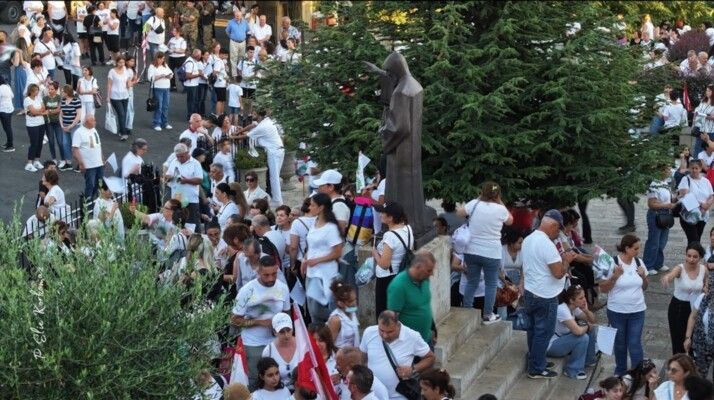 أكثر من عشرة آلاف مؤمن في مسيرة حج إلى ضريح القديس شربل في عنّايا تحضيرًا لعيده