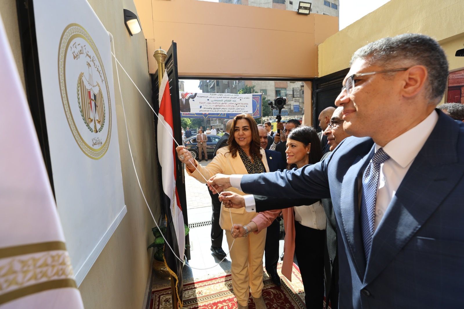 وزراء التخطيط والتنمية المحلية والعدل يفتتحون مكتب توثيق محكمة جنوب الجيزة