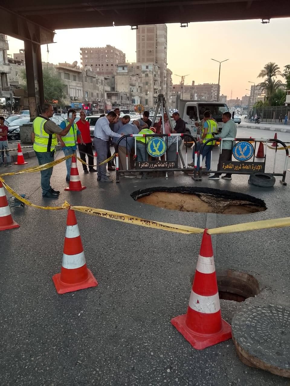 هبوط أرضي أسفل كوبرى التجنيد ونائب محافظ القاهرة تتفقد أعمال الإصلاح.. صور