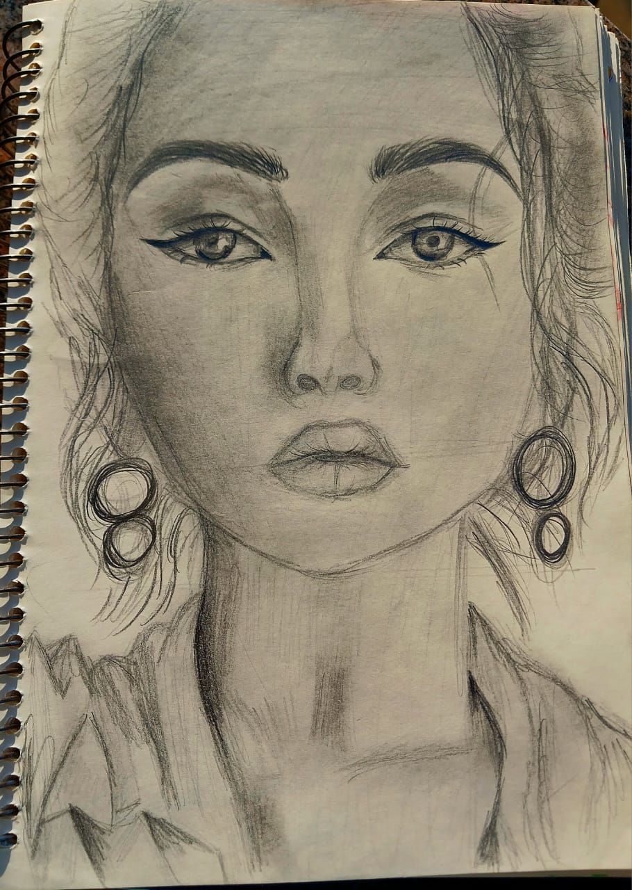 من الكارتون إلى الأيقونات القبطية.. رحلة فنانة صغيرة تتعلم بمفردها وترسم الأحلام