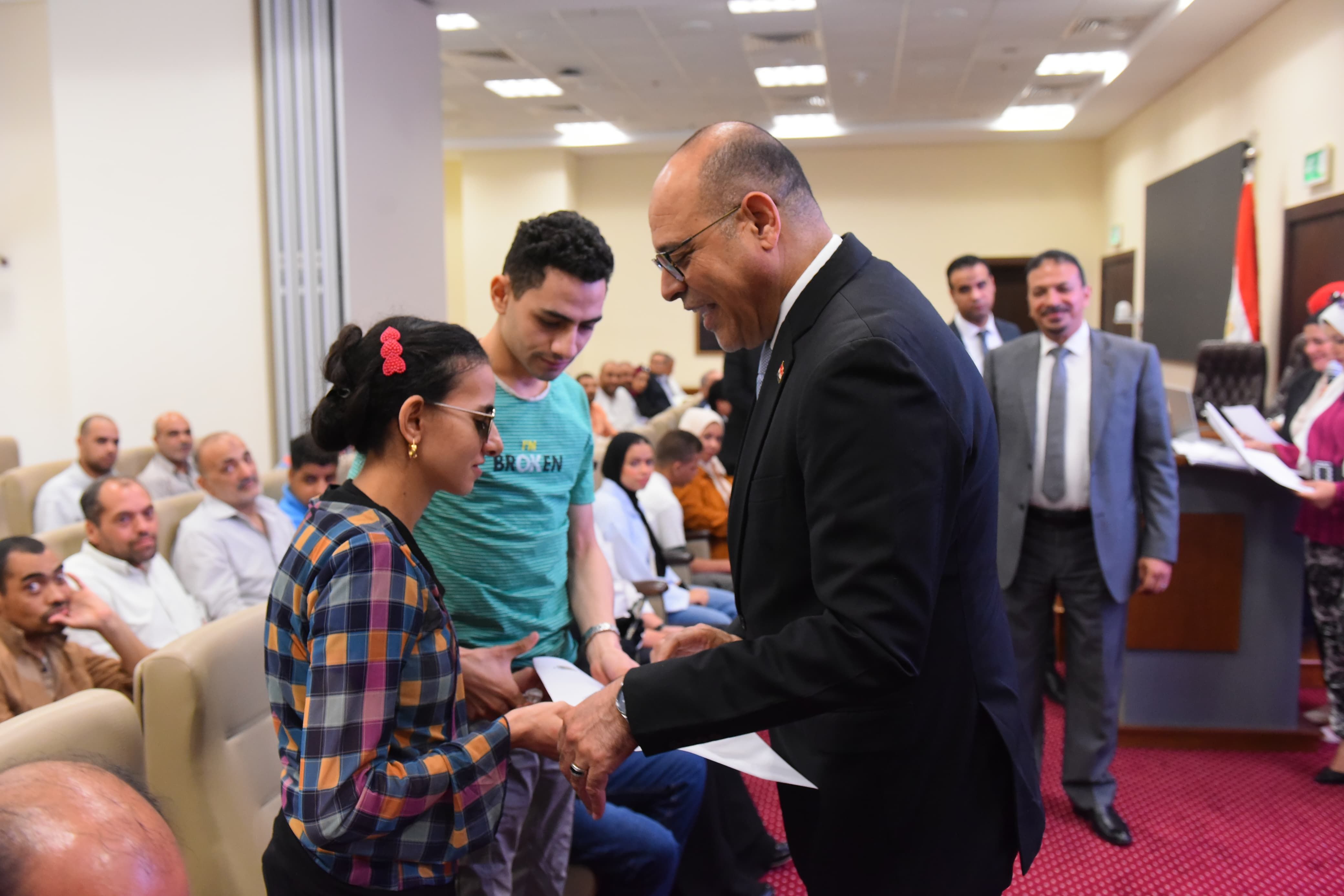 وزير العمل يُسلم عقودا جديدة لذوي همم بالقاهرة لدمجهم في السوق