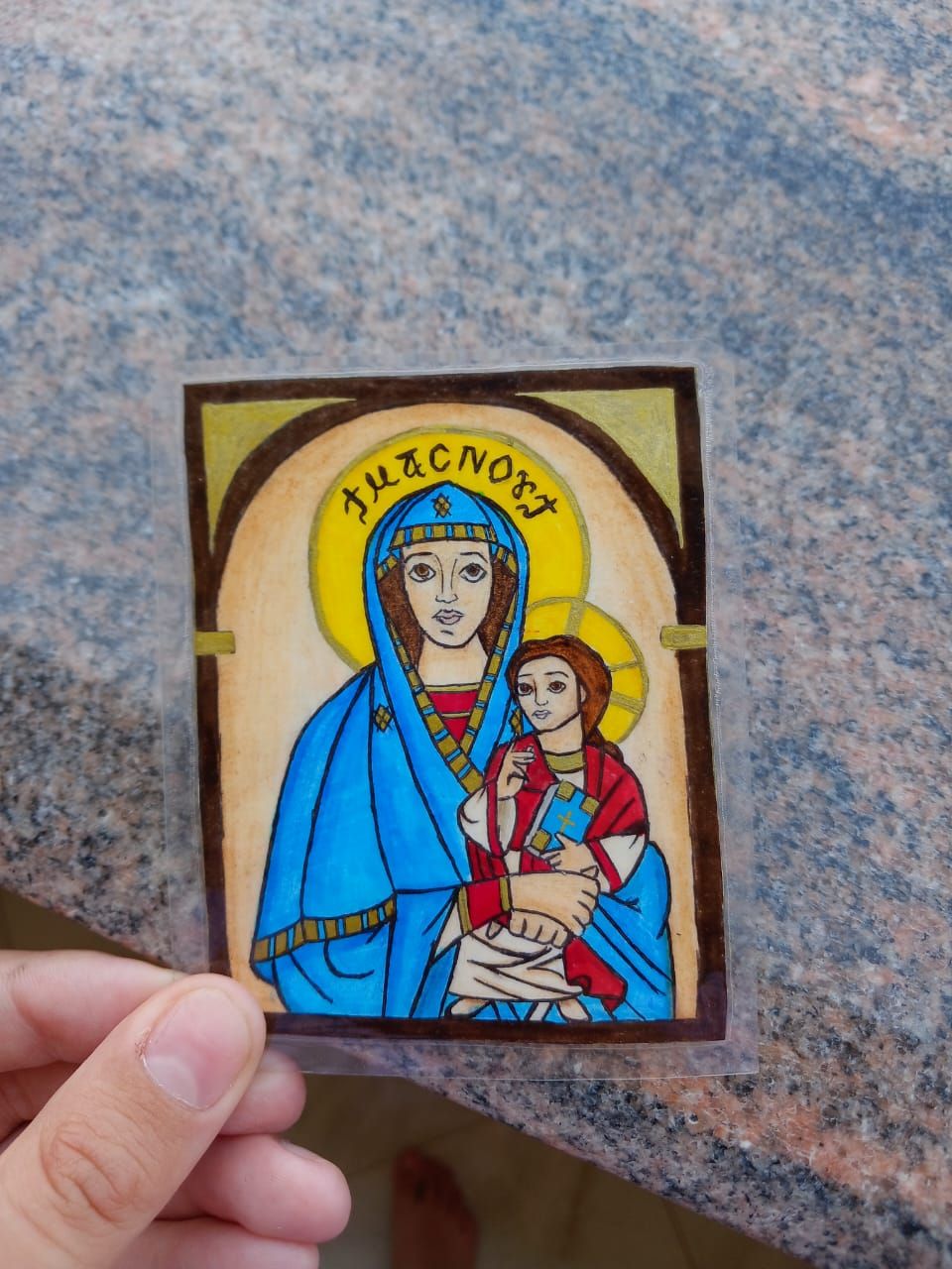 من الكارتون إلى الأيقونات القبطية.. رحلة فنانة صغيرة تتعلم بمفردها وترسم الأحلام