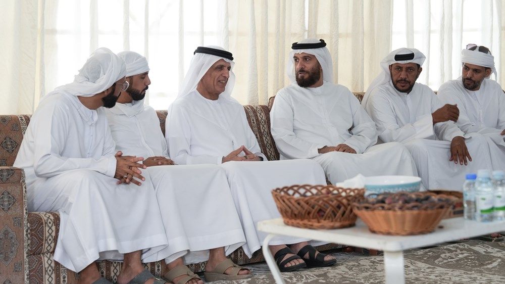 سعود بن صقر يقدم واجب العزاء في وفاة إبراهيم المعلا ومبارك الكتبي