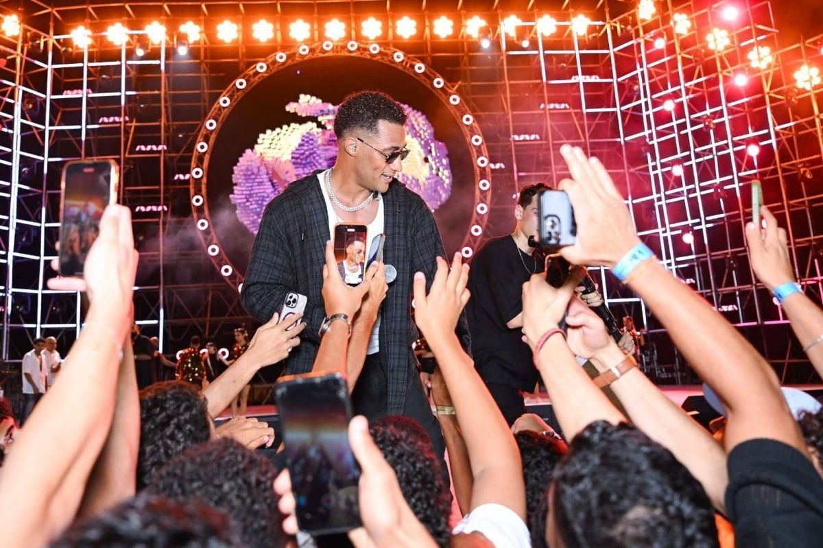 محمد رمضان يسخر من أحمد الفيشاوي في حفله بالساحل الشمالي