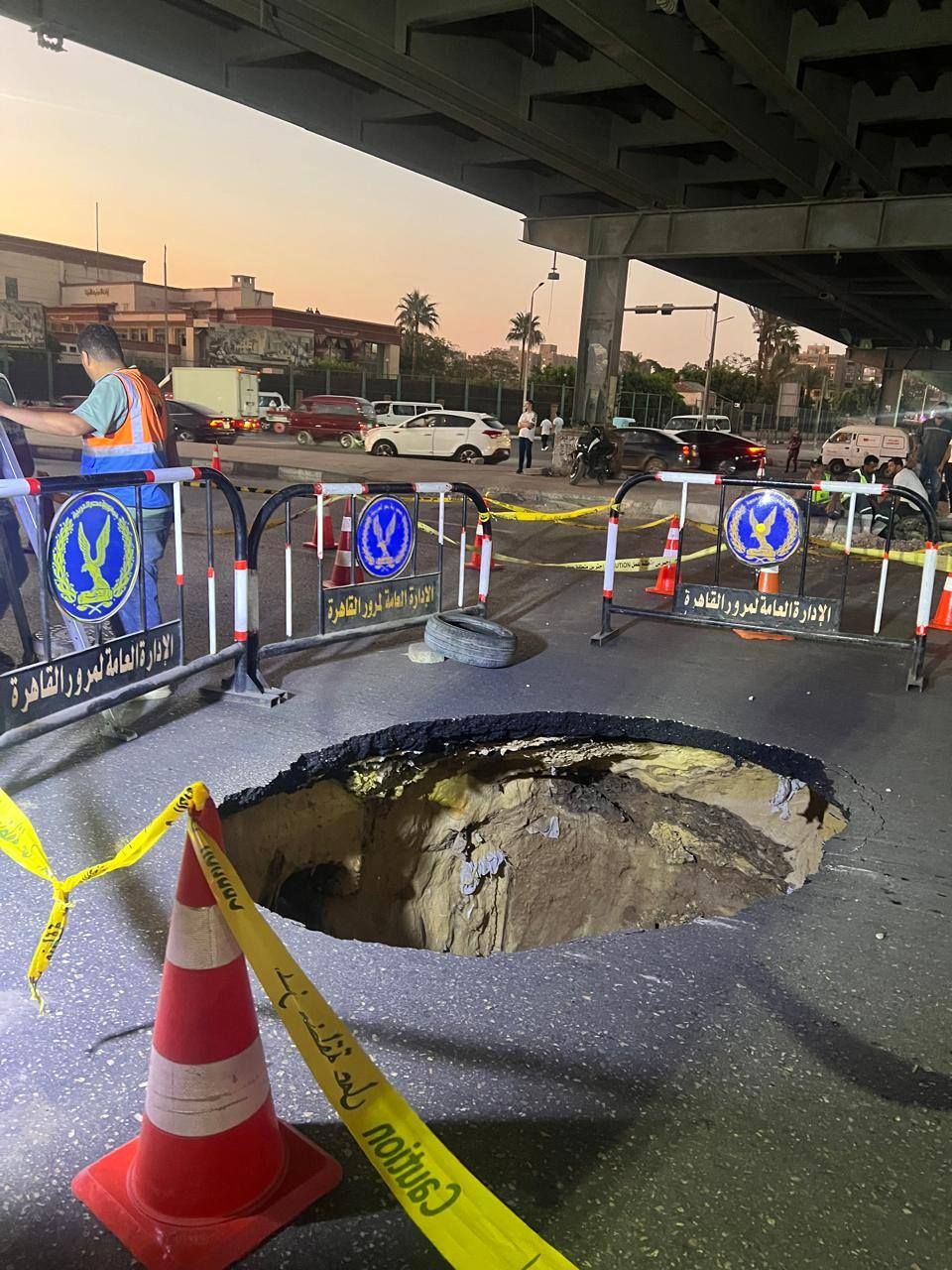 هبوط أرضي أسفل كوبرى التجنيد ونائب محافظ القاهرة تتفقد أعمال الإصلاح.. صور