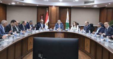 محافظ الجيزة يبحث مع نائب وزير الإسكان الموقف التنفيذى لمشروعات مياه الشرب