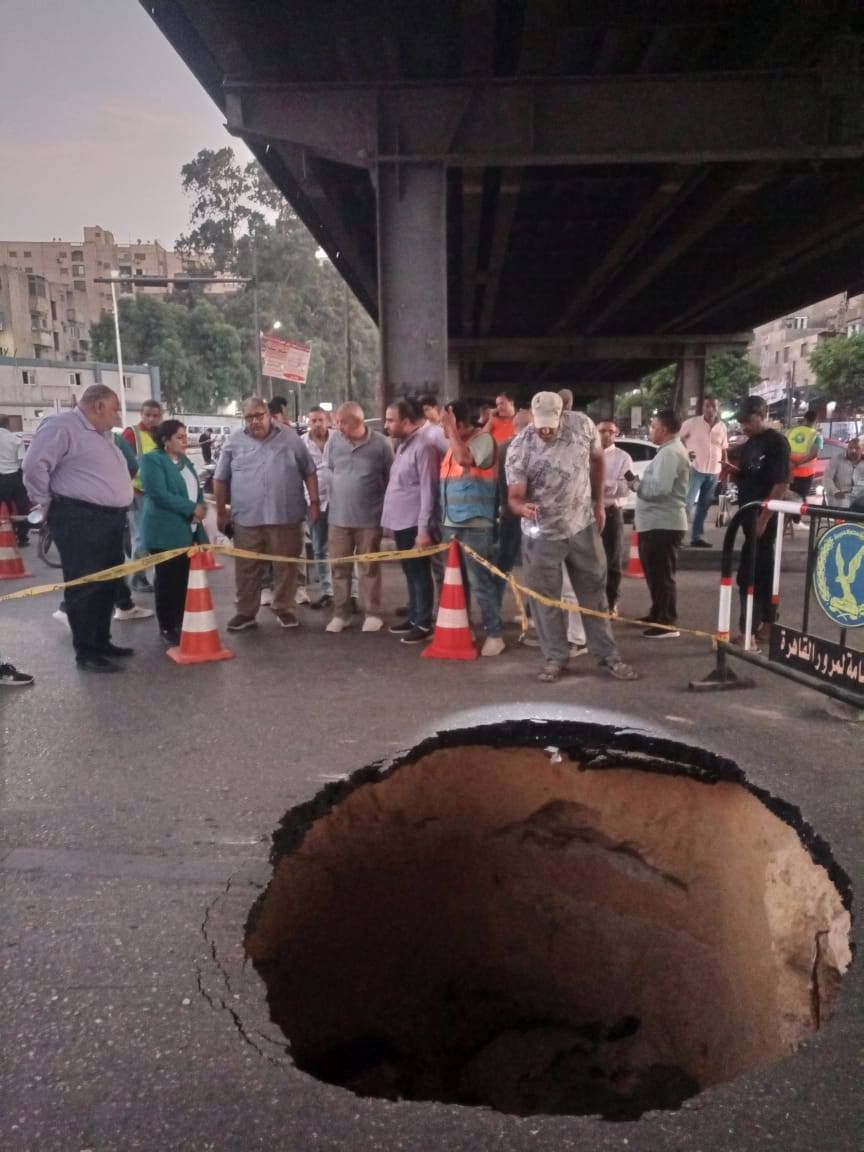 هبوط أرضي أسفل كوبرى التجنيد ونائب محافظ القاهرة تتفقد أعمال الإصلاح.. صور