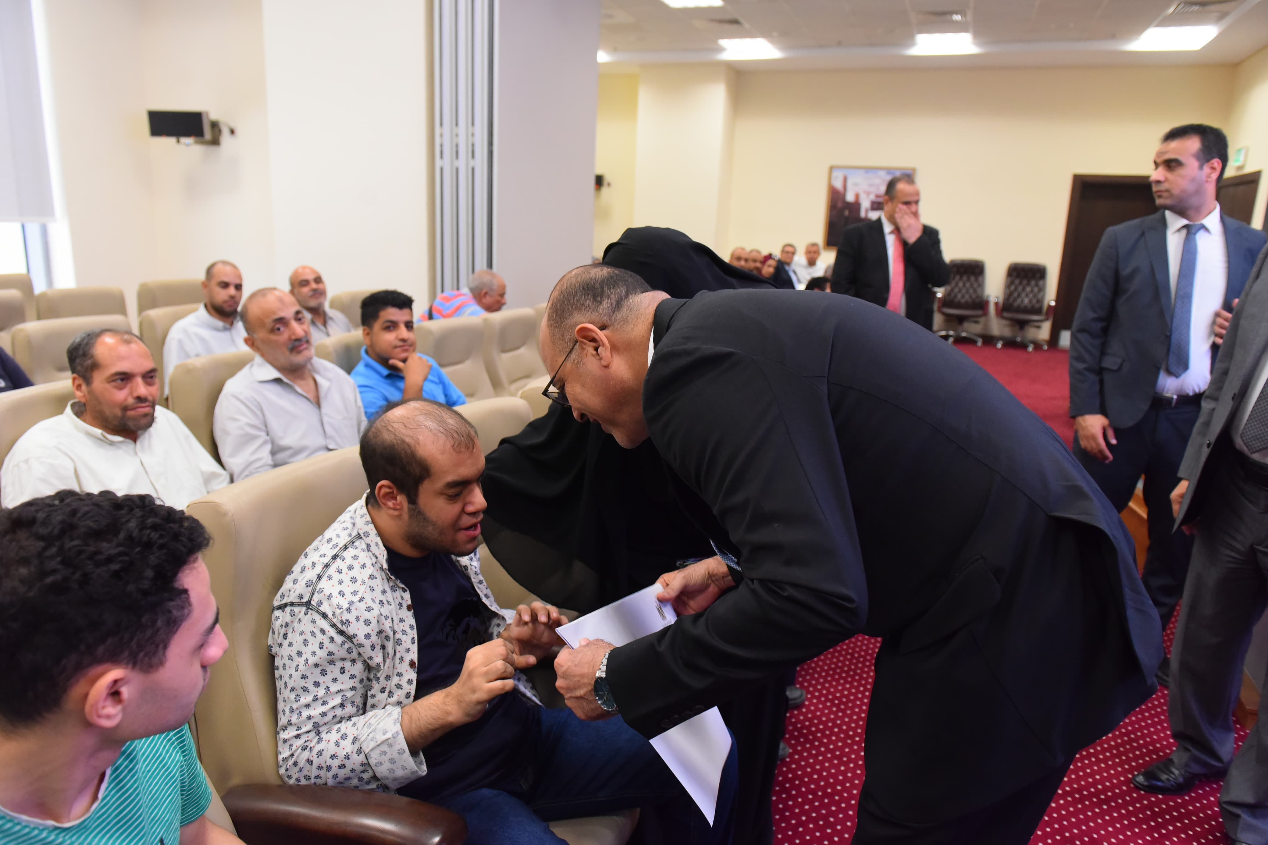 وزير العمل يُسلم عقودا جديدة لذوي همم بالقاهرة لدمجهم في السوق