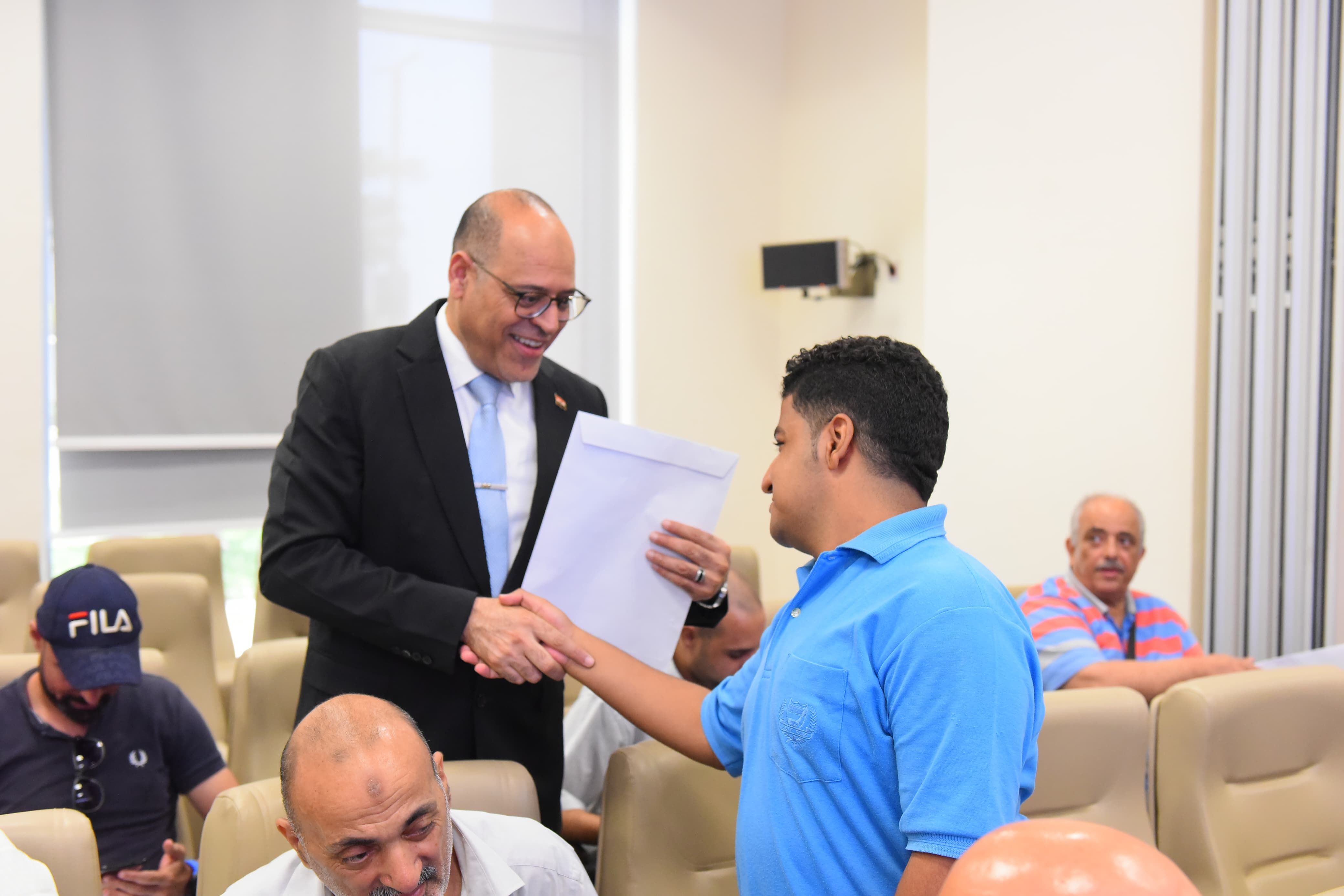 وزير العمل يُسلم عقودا جديدة لذوي همم بالقاهرة لدمجهم في السوق