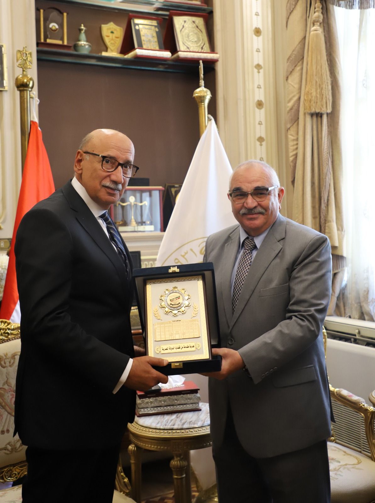 رئيس هيئة قضايا الدولة يهنئ رئيس مجلس القضاء الأعلى بمنصبه الجديد