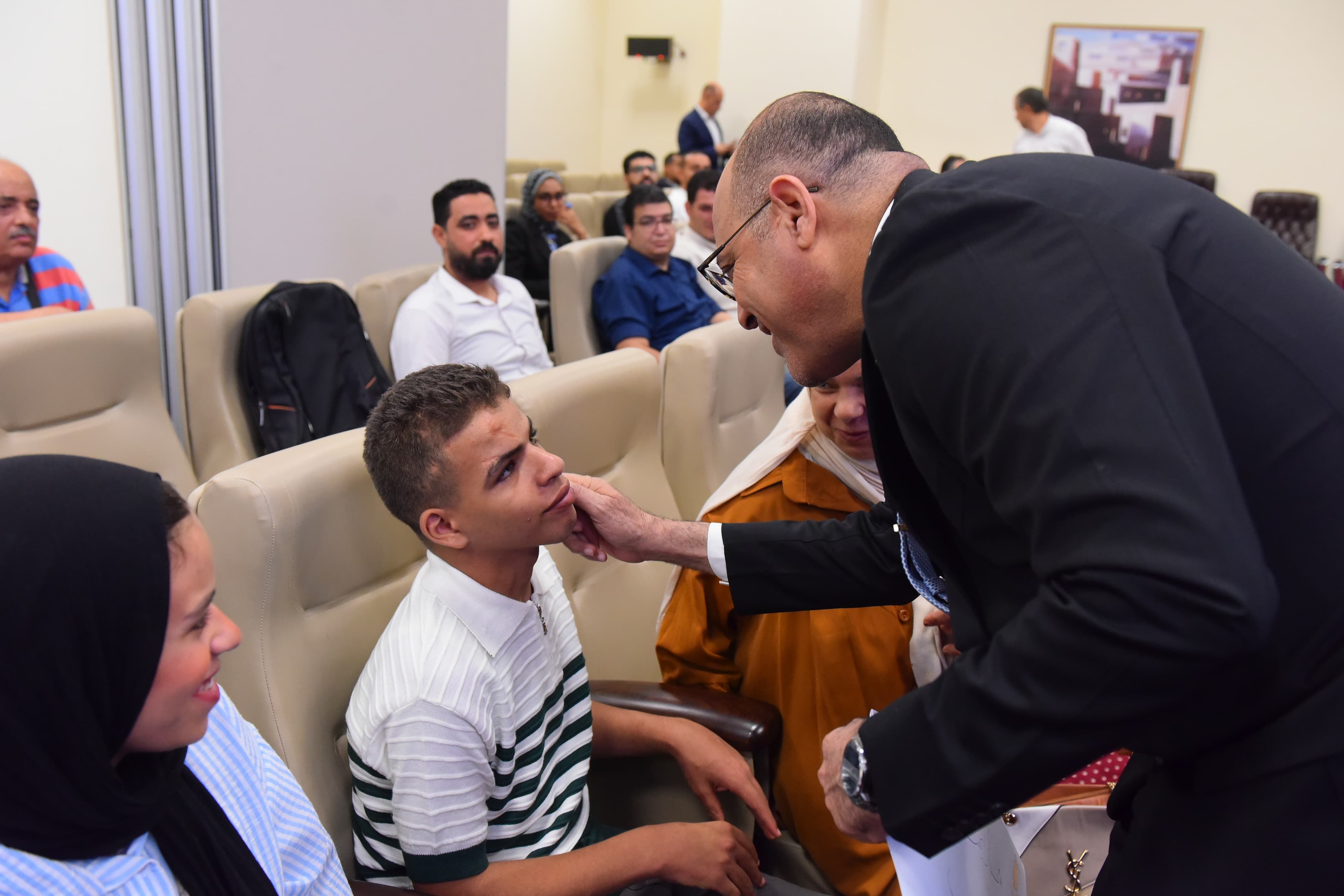 وزير العمل يُسلم عقودا جديدة لذوي همم بالقاهرة لدمجهم في السوق