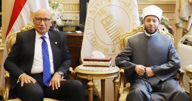 وزير الأوقاف يهنئ رئيس مجلس القضاء الأعلى بمنصبه الجديد