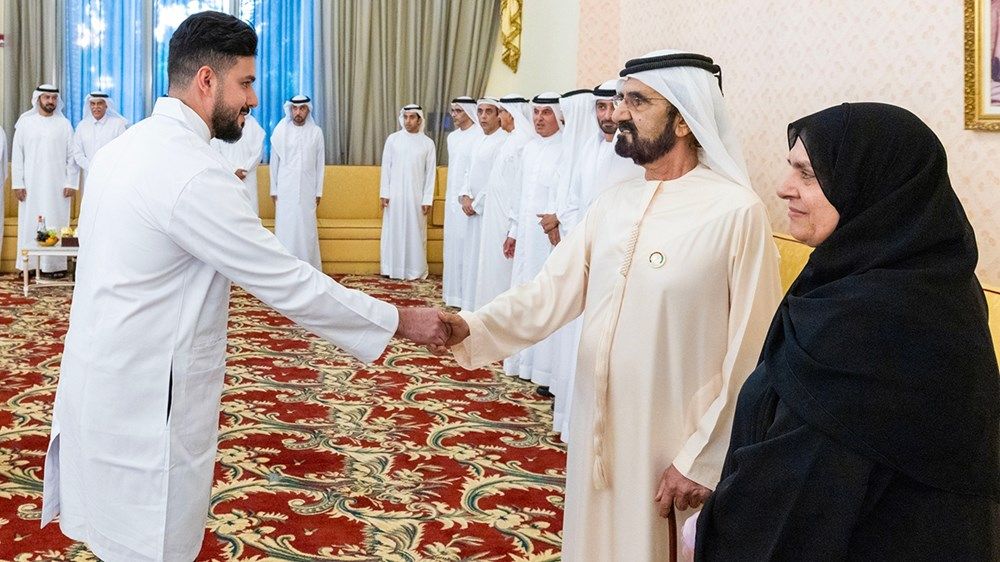 محمد بن راشد يلتقي أوائل خريجي جامعة محمد بن راشد للطب والعلوم الصحية