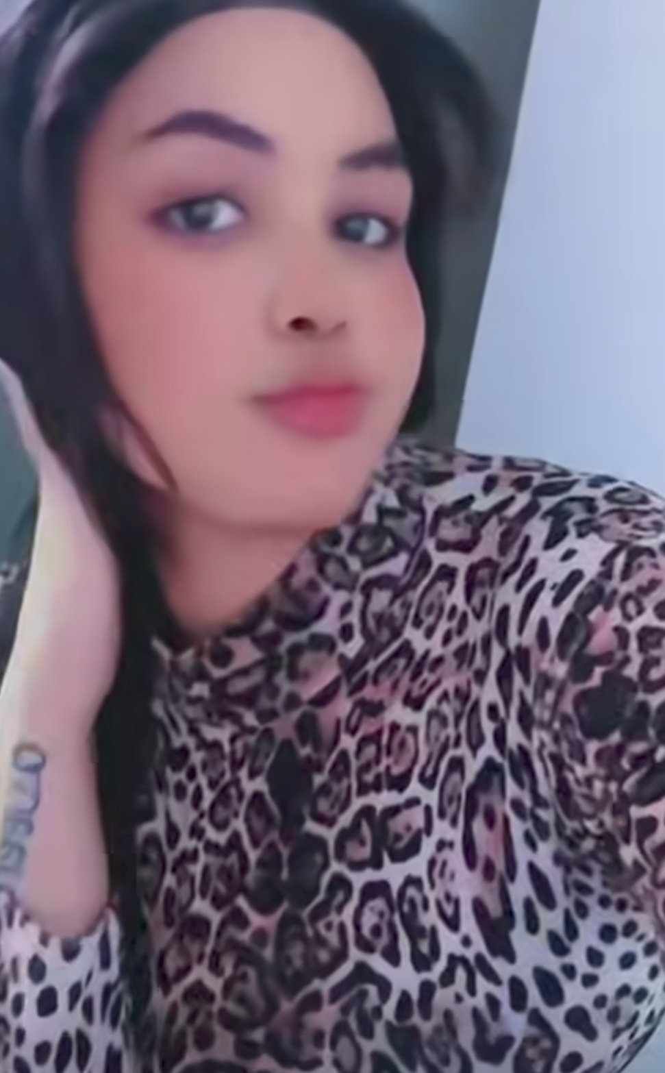 شاهد بالصور والفيديو.. سودانية حسناء تثير ضجة إسفيرية واسعة باستعراضها لجمالها وكشفها عن بطنها وأفخاذها.. تعرف على التفاصيل كاملة!!