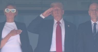 ترامب يؤدي التحية العسكرية أثناء حضوره نهائي كأس العالم للأندية.. صور
