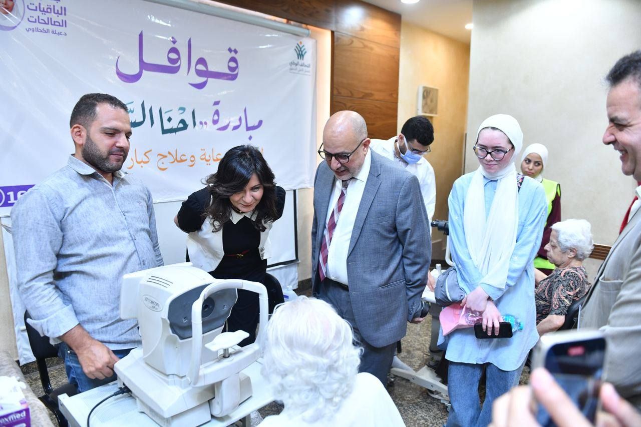 السفيرة نبيلة مكرم تشهد انطلاق التشغيل التجريبي لمبادرة "إحنا السند" لدعم كبار السن