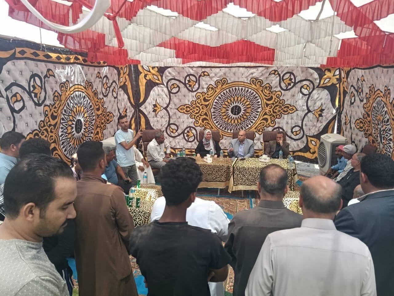 نائب محافظ الجيزة يلتقى أهالى القبابات لبحث احتياجات ومشاكل القرية.. صور