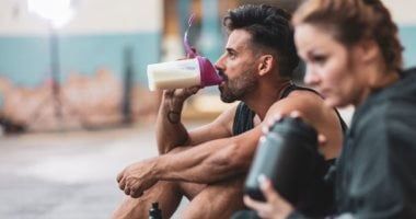 دراسة هارفارد تكشف المخاطر الخفية لمساحيق البروتين للرياضيين