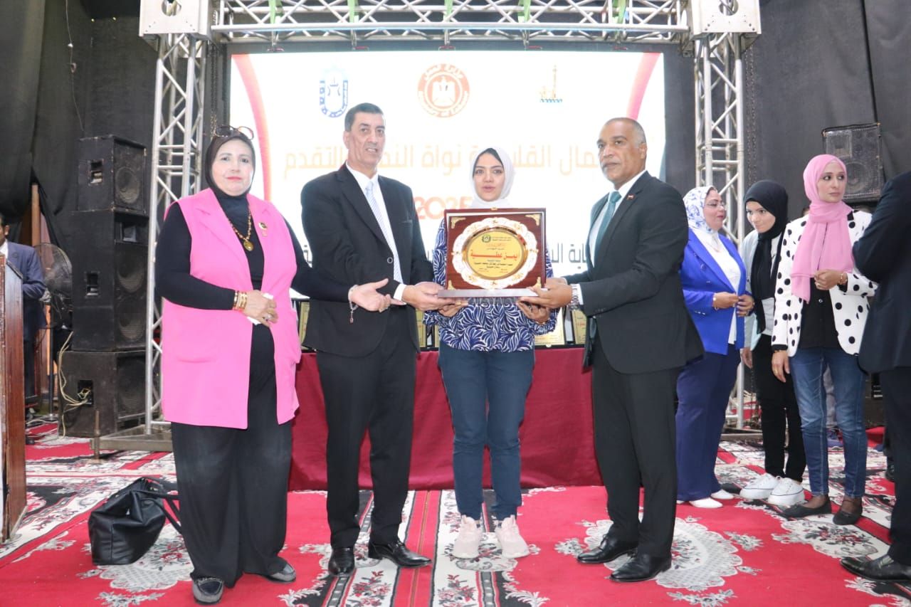 اتحاد عمال القليوبية يكرم أبناءه تحت شعار "العمال نواة التقدم والنمو"