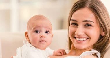 لماذا لا يجب دهان الزيوت على بشرة الطفل فى الصيف؟.. استشارى توضح البدائل