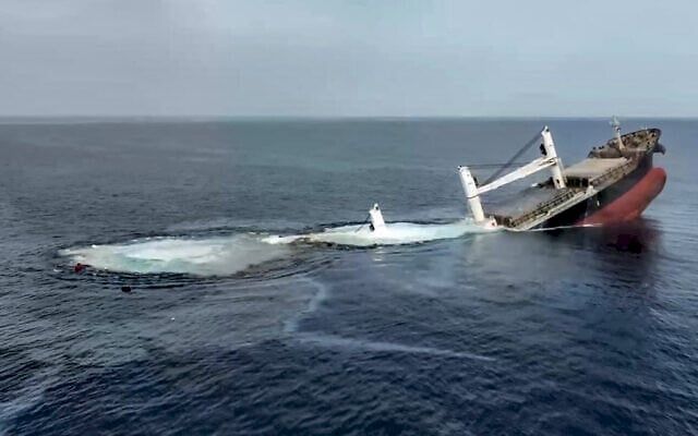 حرب السفن تعود إلى البحر الأحمر: هجمات حوثية تُغرق سفنًا وتثير إنذارًا بيئيًا