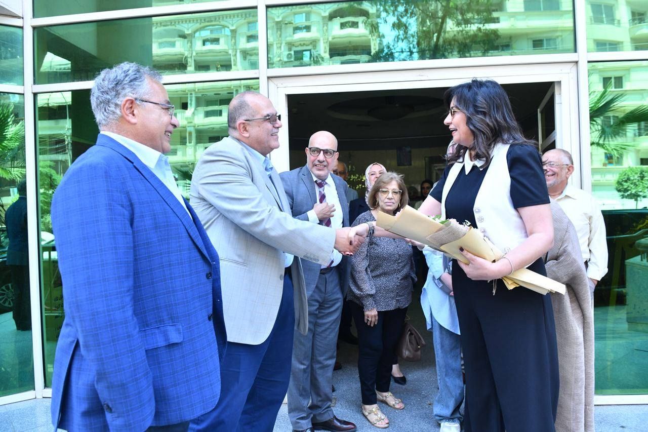 السفيرة نبيلة مكرم تشهد انطلاق التشغيل التجريبي لمبادرة "إحنا السند" لدعم كبار السن