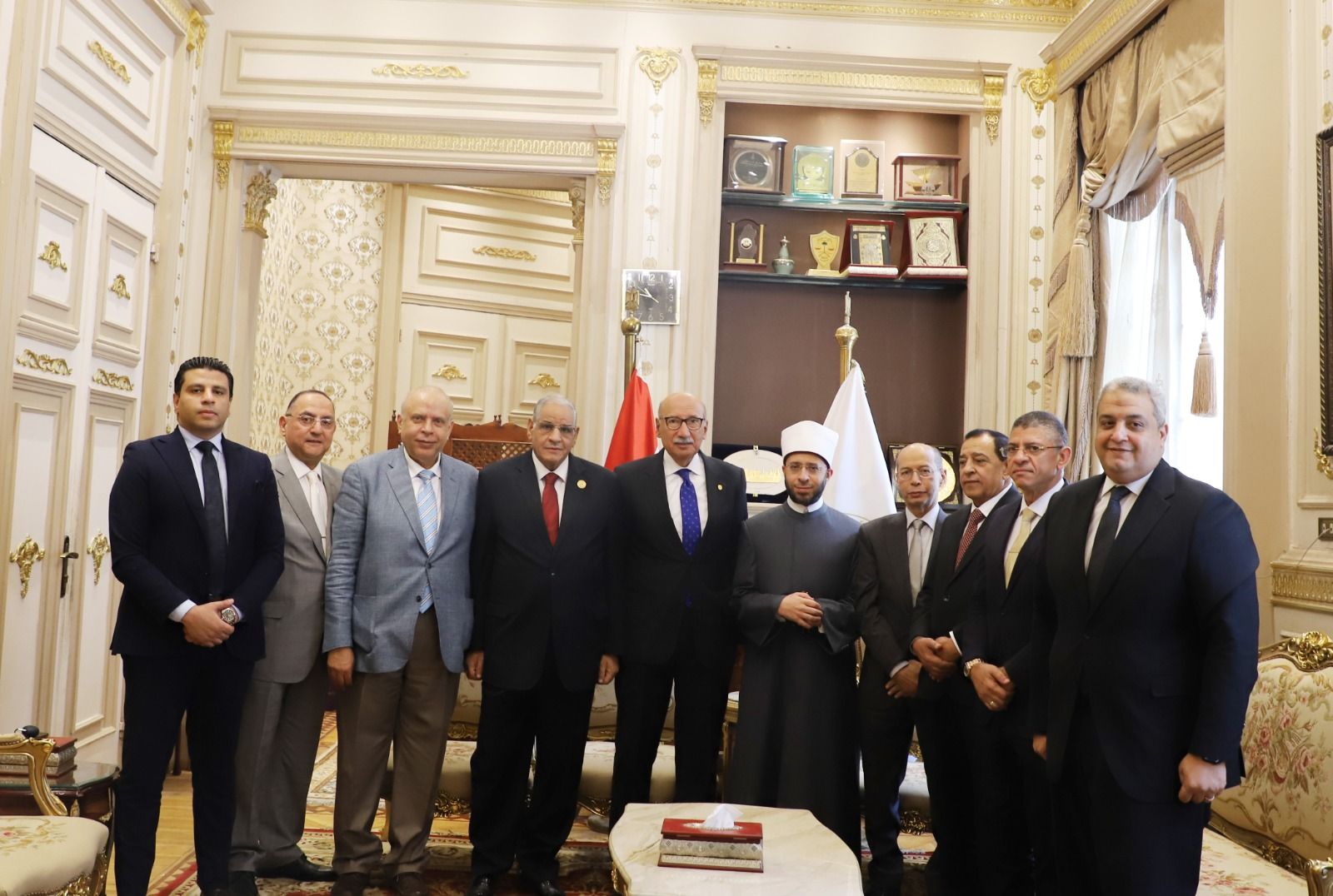 وزير الأوقاف يهنئ رئيس مجلس القضاء الأعلى بمنصبه الجديد