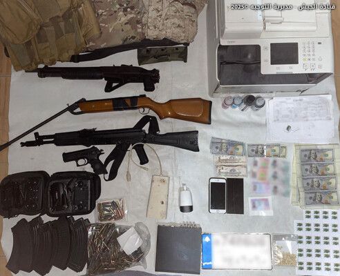 الجيش: عمليات دهم وتوقيف أشخاص وضبط أسلحة وذخائر حربية ومعدات لتزوير الأموال في طرابلس وبريتال