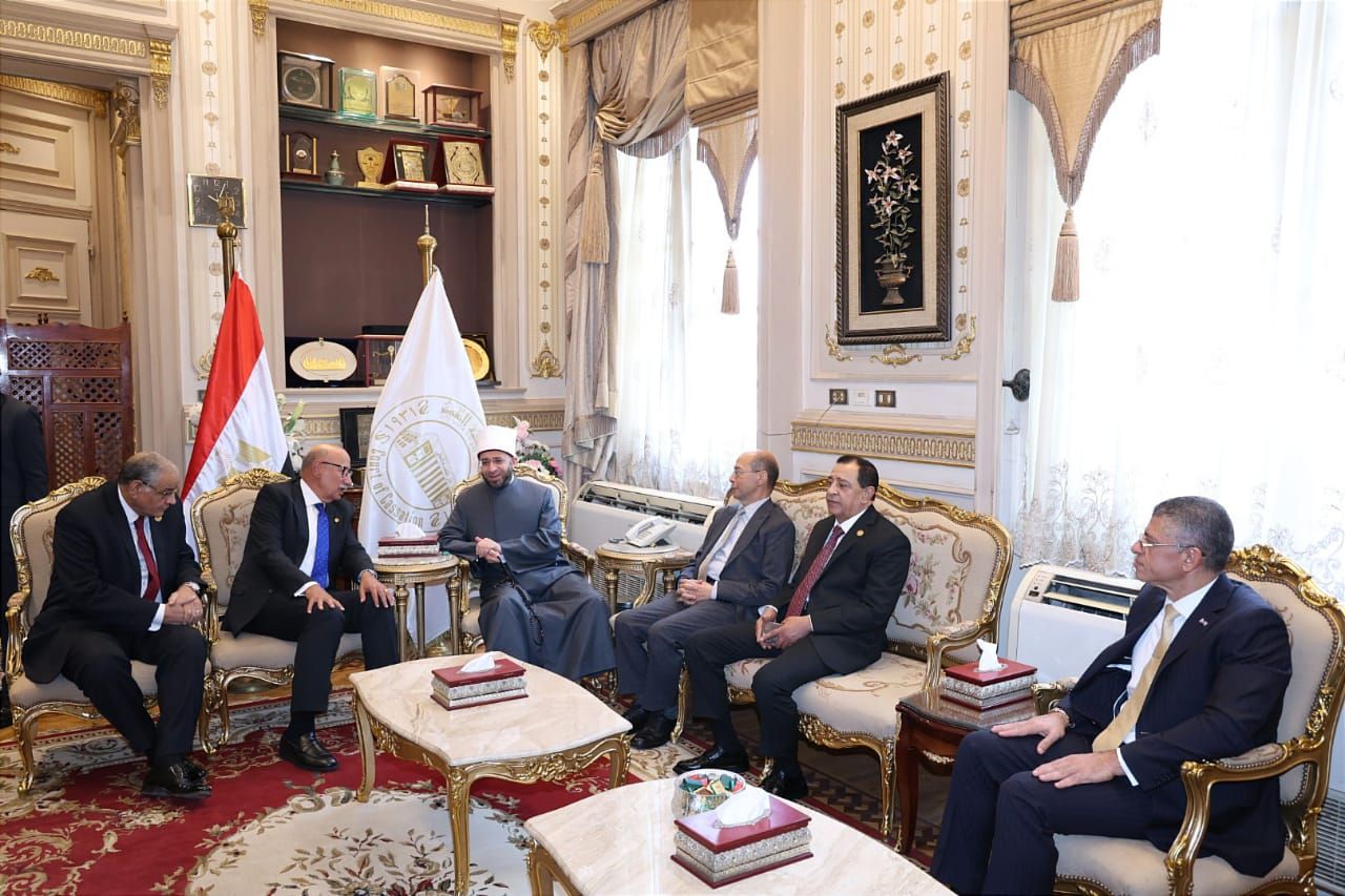 وزير الأوقاف يهنئ رئيس مجلس القضاء الأعلى بمنصبه الجديد