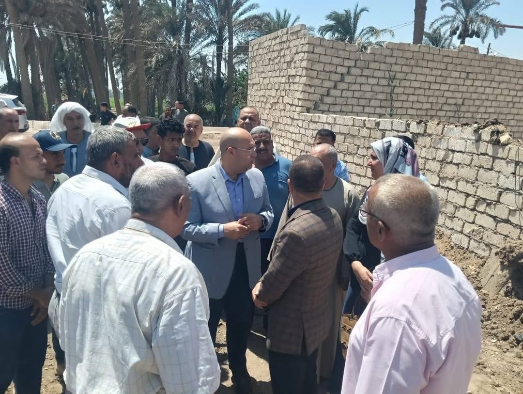 نائب محافظ الجيزة يلتقى أهالى القبابات لبحث احتياجات ومشاكل القرية.. صور