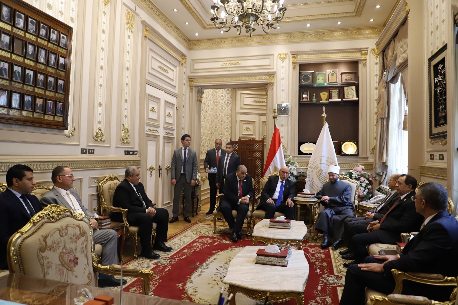 وزير الأوقاف يهنئ رئيس مجلس القضاء الأعلى بمنصبه الجديد