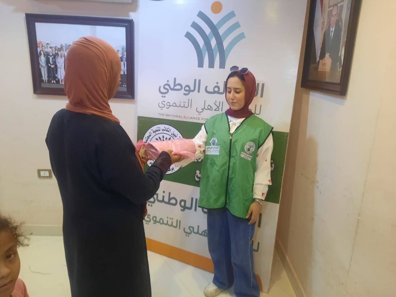 مؤسسة نبيل الكاتب الخيرية توزع 400 كيلو لحوم على الأسر الأولى بالرعاية بالبحيرة