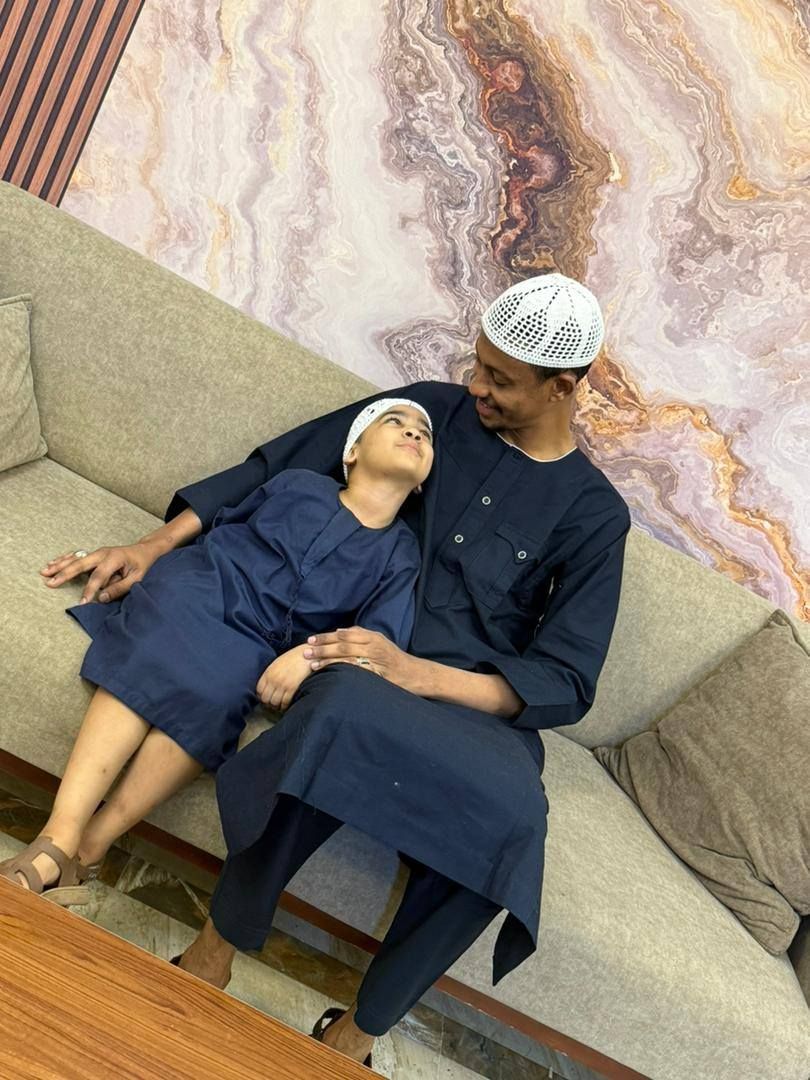 شاهد.. قائد كتائب البراء بن مالك يظهر في استراحة محارب مع نجله ويكتب له: (من أجلك أتحدى العالم..يا قطعة من قلبي، ويا أغلى من نفسي) والجمهور يتفاعل: (هذا الشبل من ذاك الأسد)