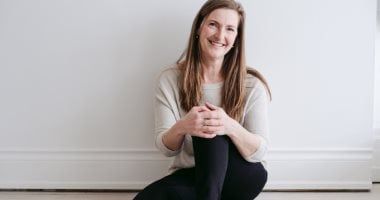 حياتك على الكرسي.. أضرار الجلوس على مكتبك لفترة طويلة وطرق التغلب عليها