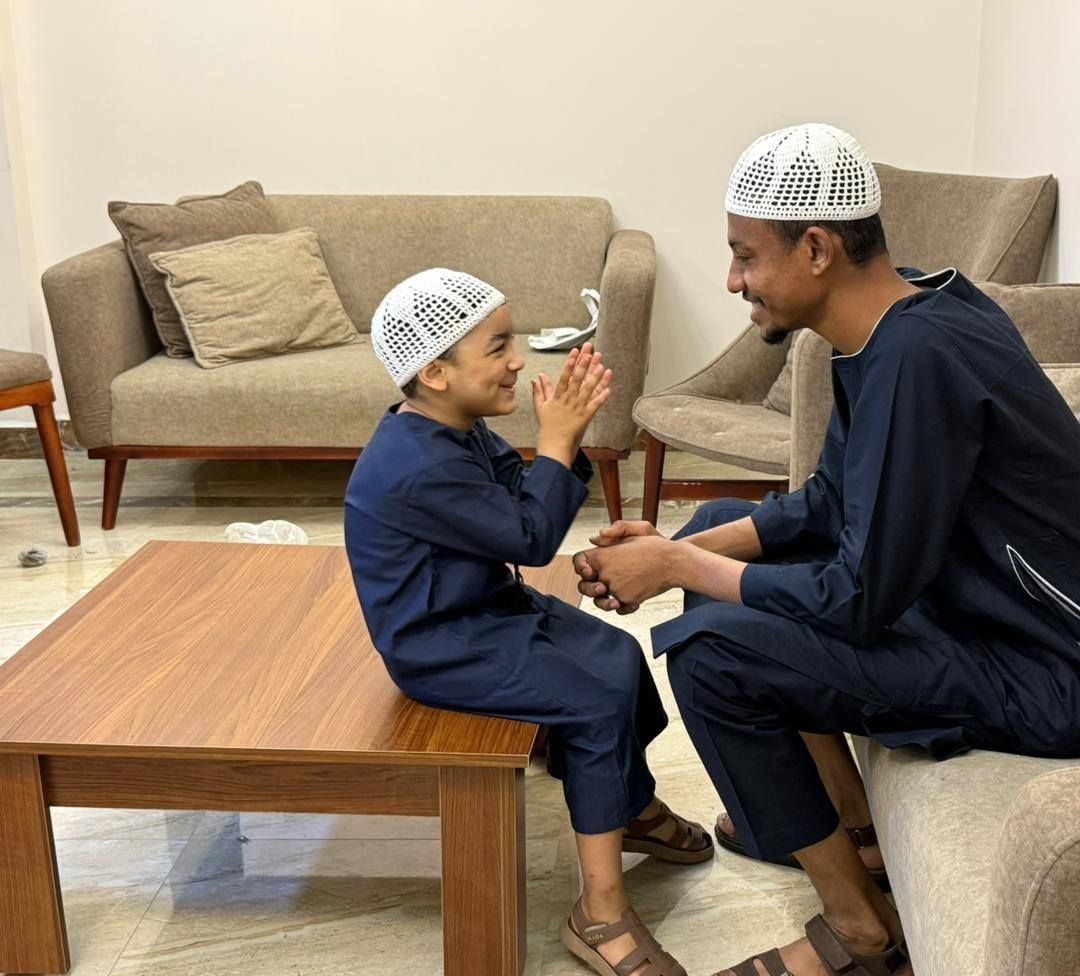 شاهد.. قائد كتائب البراء بن مالك يظهر في استراحة محارب مع نجله ويكتب له: (من أجلك أتحدى العالم..يا قطعة من قلبي، ويا أغلى من نفسي) والجمهور يتفاعل: (هذا الشبل من ذاك الأسد)